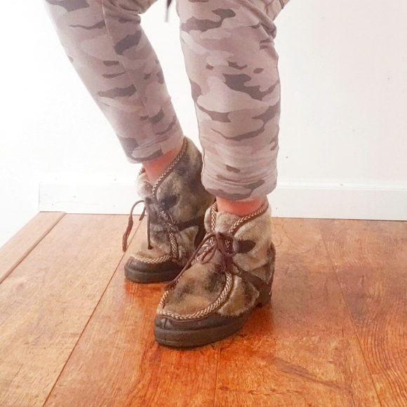 SNOWLAND Brown Faux Fur Sherpa Booties Size 8 - Picture 1 of 11